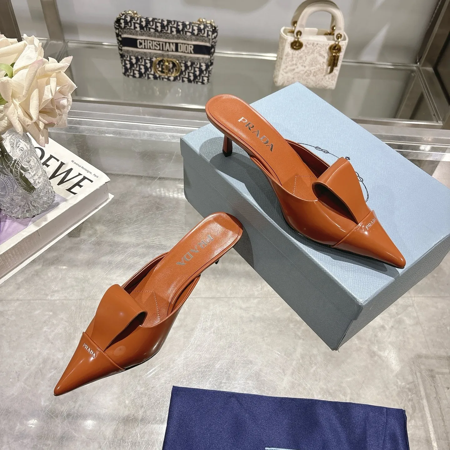 👟👟Ex-factory price 540👟👟 PRADA* Prada 25ss spring and summer new Mary Jane pointed-toe high-heeled shoes fashion shoes. Purchased from the original version and developed 1:1, perfect details, comfortable on the feet, can be matched with beautiful spring and summer clothes, exquisite and durable 🤩 ✔Upper: original open edge beaded cowhide ✔Inner lining: sheepskin ✔Outsole: Italian leather outsole ✔Heel height: 5.5cm, 7.5cm ✔Number of yards: 35-40 (41 can be customized and non-refundable) ✔Packaging: original full set of packaging